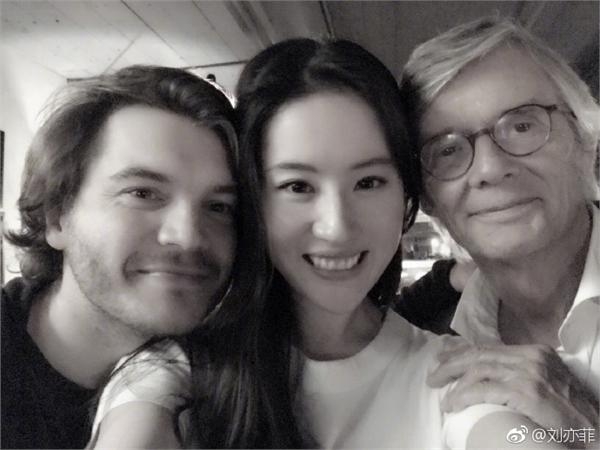 刘亦菲练一字马结果摆了个火字 晒出照片后说了9字引爆笑