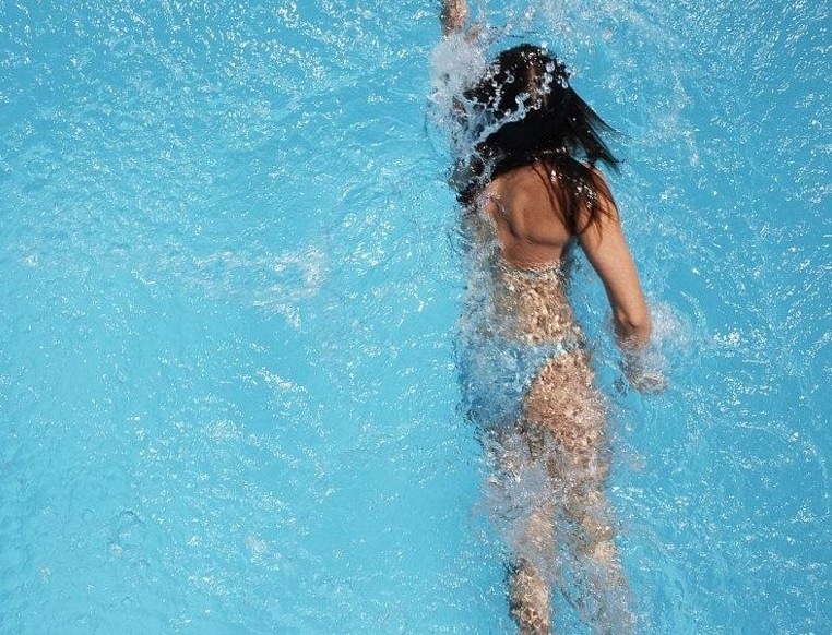 女子泳池拍水溺亡
