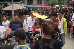 赵丽颖变团宠吴亦凡给她揉肩吴磊帮她遮阳 女王