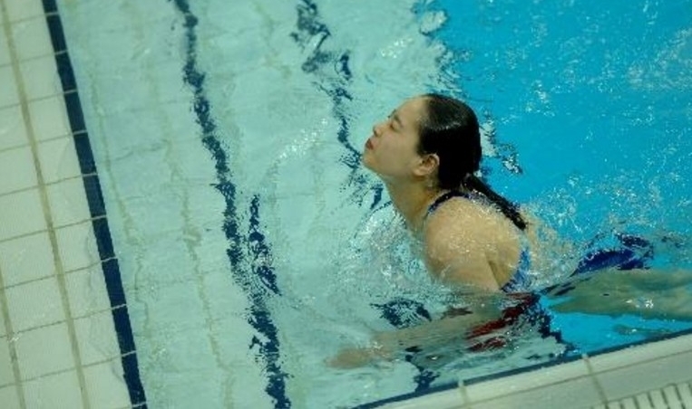 女子泳池拍水溺亡