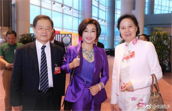 刘晓庆75岁富豪老公罕见露面 苦追女方30年婚后送数亿豪宅