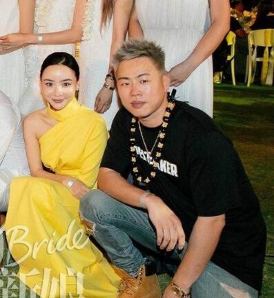 安以轩夏威夷大婚合影中最抢镜的人是他 竟胖到撞脸杜海涛