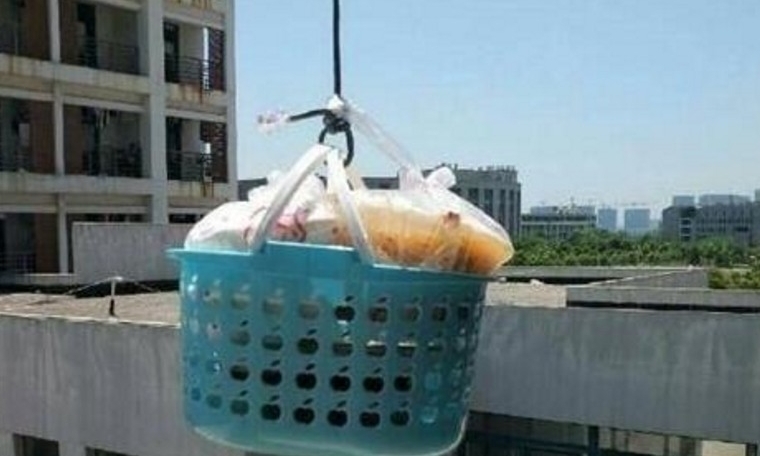 高校宅女高空吊外卖