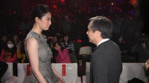 明星尴尬瞬间：范冰冰抓住椅下暗手 任贤齐扇子意外戳到女星