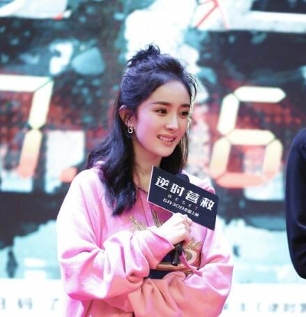 杨幂又变得有点不一样了 原来她在头部这个位置动了手脚