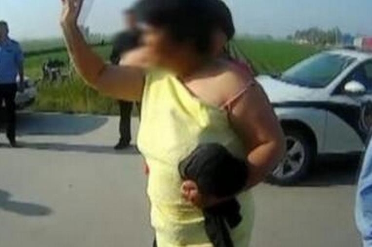 女村霸撒泼脱裤