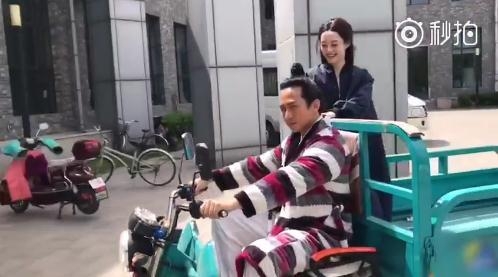 邓超穿古装开三轮载孙俪对镜头耍帅 娘娘下车后的眼神亮了