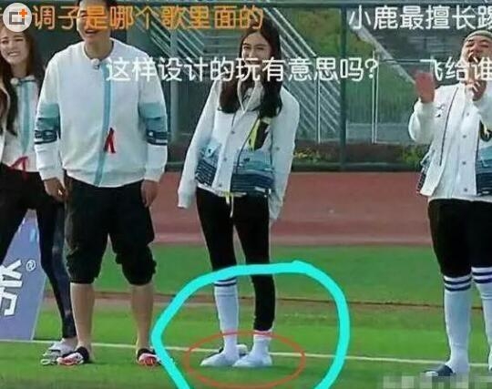baby玩指压板时疑往袜子里套拖鞋 网友大骂玩不起就回家带孩子