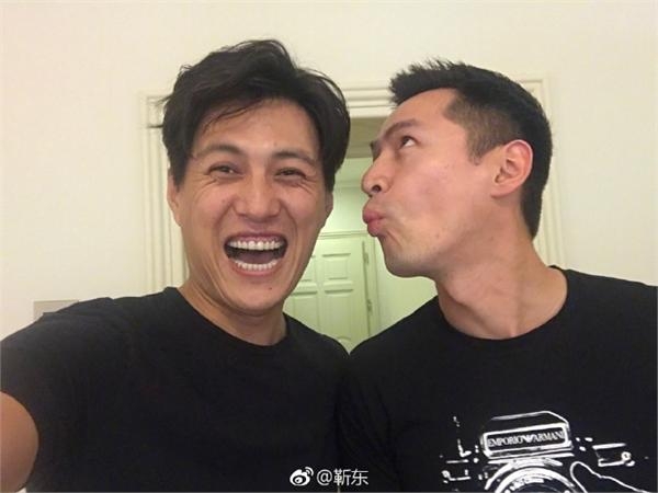 靳东胡歌9连拍变表情包穿的竟是情侣装 胡歌已在考虑为人父
