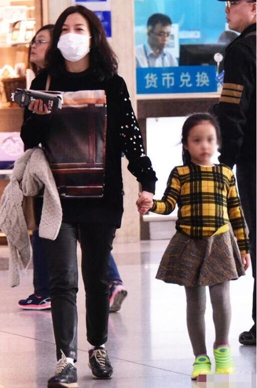 同样都是娱乐圈富婆 赵薇女儿被嘲土气王诗龄却从小穿貂皮