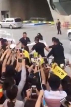 李易峰与粉丝握手被小跑来的助理拖走 3秒后溜回继续超爆笑