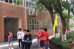 王俊凯笑容满面走进高考考场 看起来不是很紧张