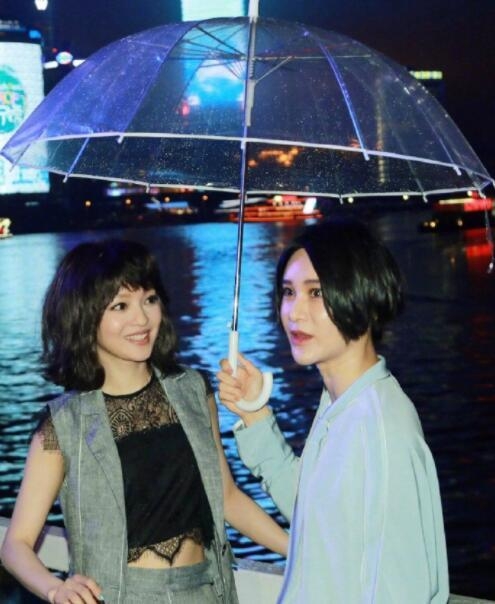 张韶涵尚雯婕同框对比辣眼睛 都是35岁一个精灵少女另一个似蜡像