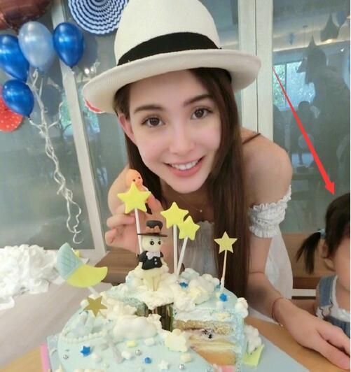 天王嫂昆凌首次公开二胎性别 一不小心疑曝光周杰伦女儿正面照