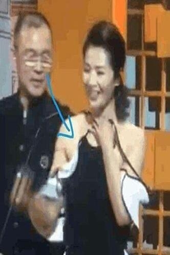 刘涛吊带散开被老色狼盯着看 这次穿一样的衣服深夜灌醉吴秀波