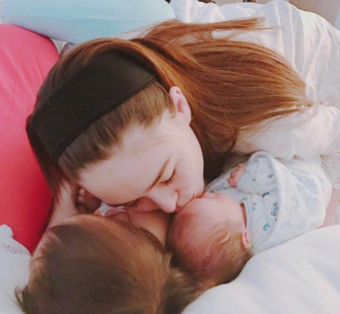昆凌亲吻新生儿子和女儿小周周