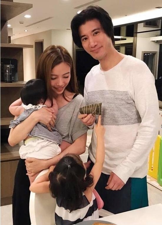 王力宏幽默回应撞脸高晓松 只说四个字让网友服了