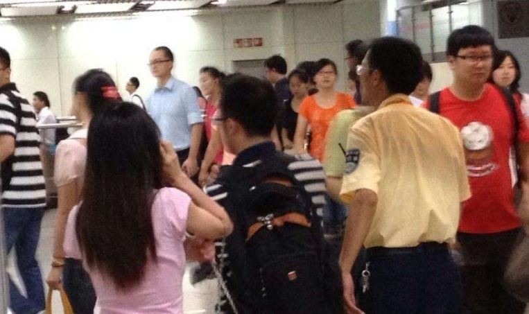 地铁解女子内衣发泄