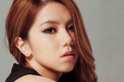 邓紫棋穿紧身衣露蛮腰上围丰满 大秀性感丰满身