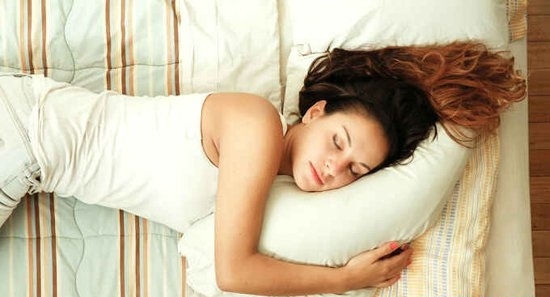 睡觉手麻怎么回事 平躺着睡觉手麻可能是疾病引起