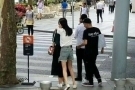 杨幂逛街突然扑到好友背上 调皮得像个小女孩