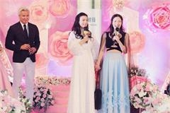 张庭台上庆生台下竟有人跪着 眼神坚定像在觐见