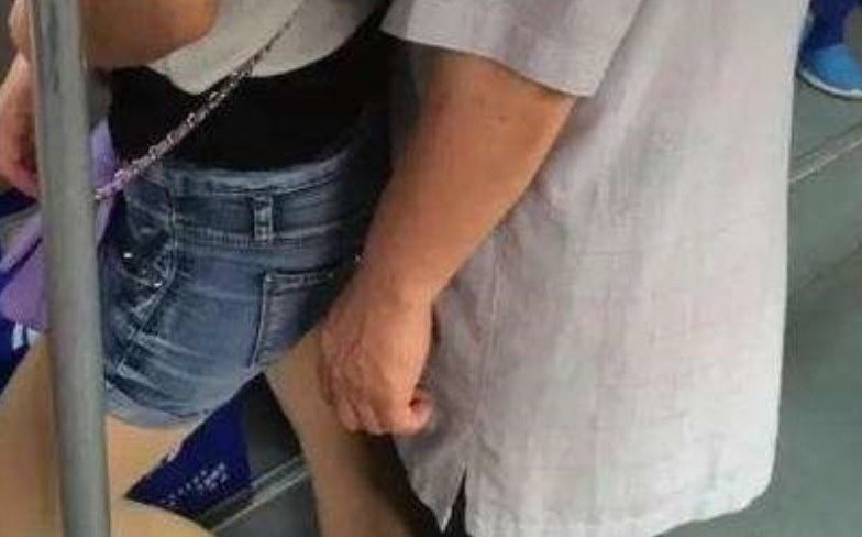 老头公交强吻女孩