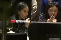原来女神baby也是老烟枪 和姐妹淘聚餐抽电子烟动