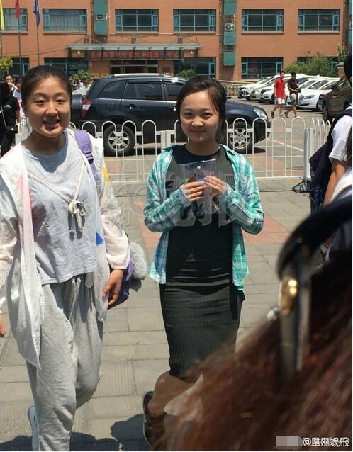 林妙可高考考完语文有说有笑出考场 网友：她的衣服一言难尽