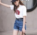 夏天短裤搭配什么上衣 牛仔热裤搭配什么上衣好