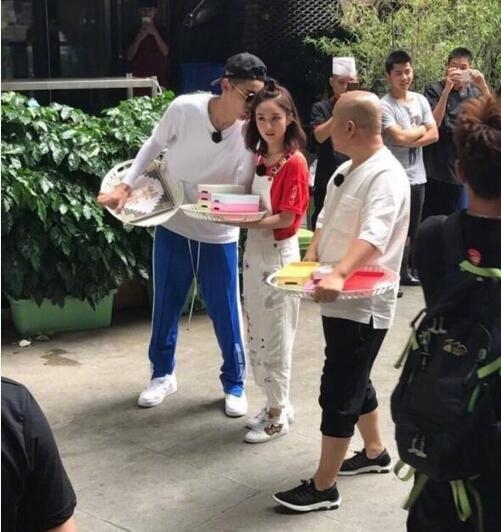 赵丽颖变团宠吴亦凡给她揉肩吴磊帮她遮阳 女王范儿十足
