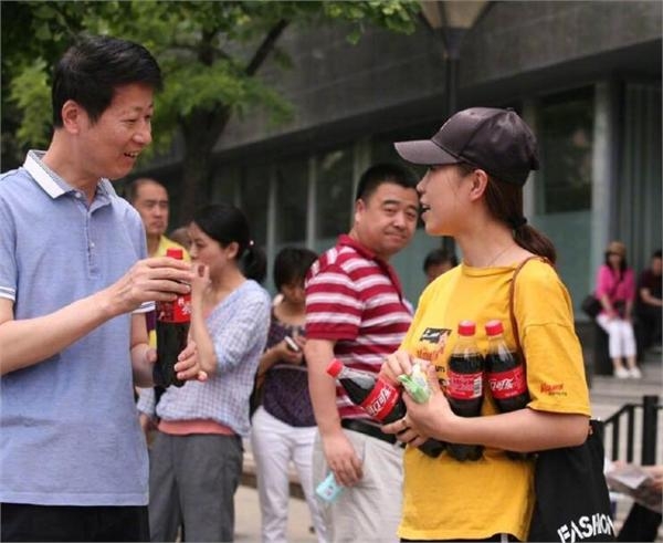 鹿晗粉丝给考生家长送水送纸巾 王俊凯迷妹影响考场秩序被谴责