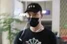 陈伟霆现身机场低头疾走 仍被粉丝认出