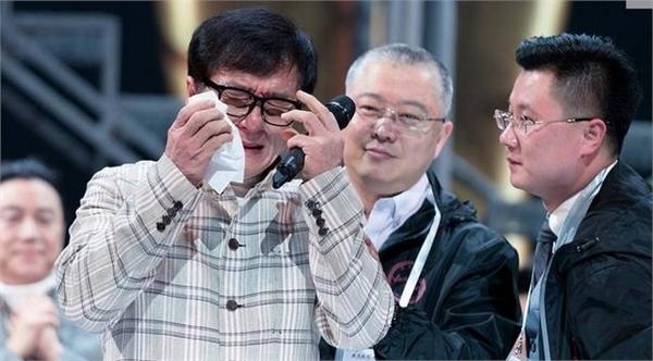 成龙又哭了还被成家班曝40年前怪癖 和兄弟洗澡总爱做这事