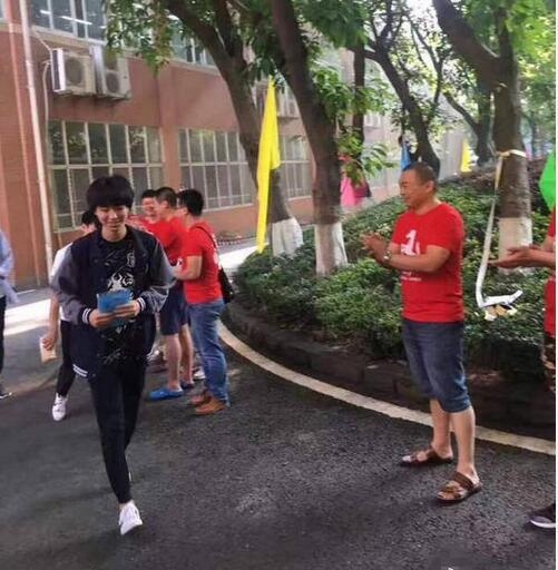 王俊凯笑容满面走进高考考场 看起来不是很紧张心态很好