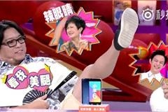 高晓松秀美腿何炅秒蹦出两个字 展示美貌把比尔