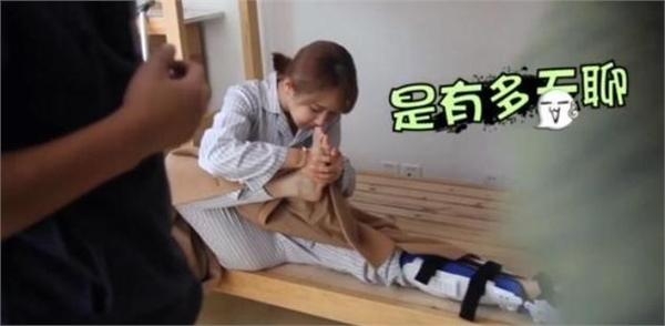 赵丽颖满脸坏笑伸脚给林更新闻被吐槽臭 比吴奇隆刘诗诗还甜