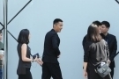 胡歌赴美游学回归心情好 活动舞台秀帅气滑步特