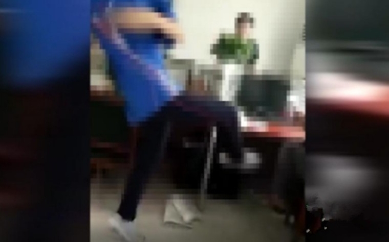 学生训斥踢打老师