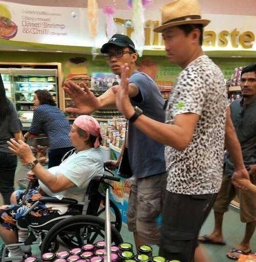 洪金宝被曝坐轮椅游泰国面容憔悴 看到他的肚子网友被吓坏了