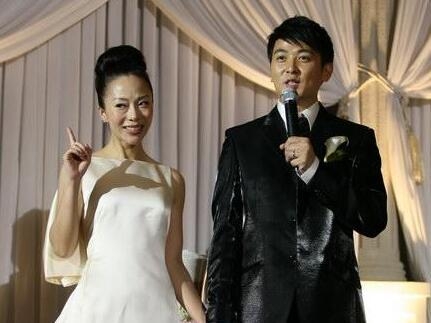 他曾是贾静雯的最爱 与剧组演员姐弟恋10年分手最终娶了丑女
