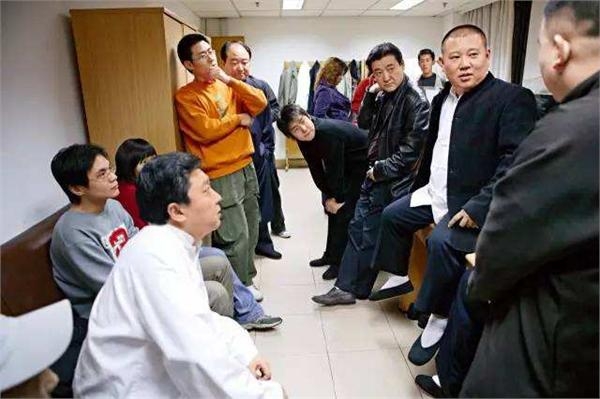 郭德纲为捧岳云鹏竟收下一个社 拉黑2000人的他这样看待背叛