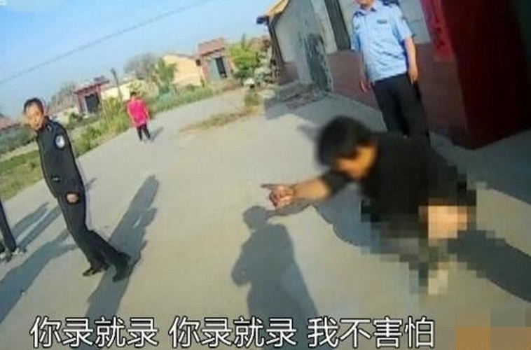 女村霸撒泼脱裤