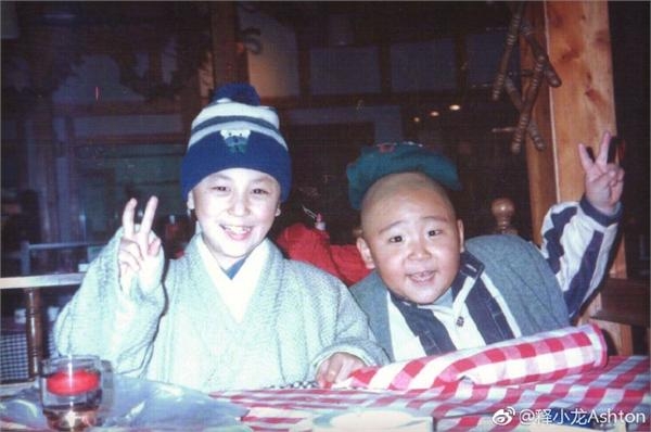 释小龙晒与郝邵文童年照引8090后回忆杀 如今的模样让人感慨