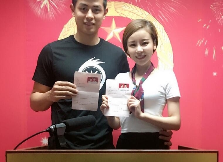 北京大将与女友领证结婚