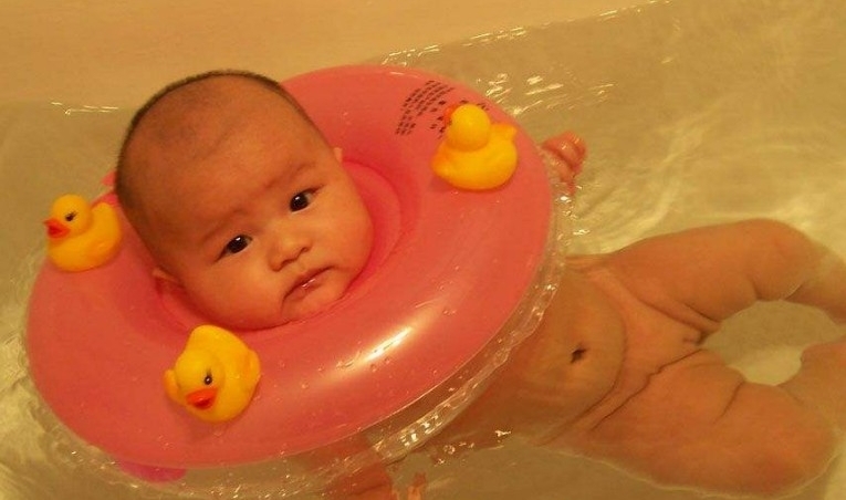 女孩泡澡时溺水