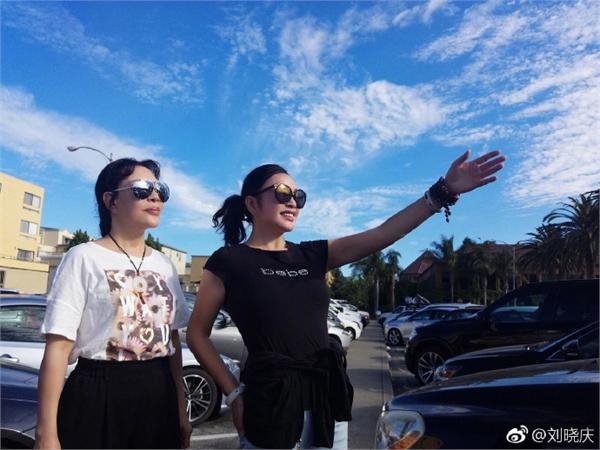 刘晓庆小5岁同母异父妹妹曝光姐妹似双胞胎 妈妈也曾是美人