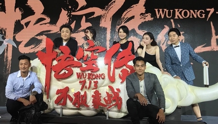 郑爽发布会抢c位被骂