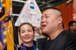 岳云鹏携妻现身 与妻子郑敏出席活动全程紧贴