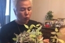 张庭晒林瑞阳为女儿照顾豆苗的照片 配文父亲对